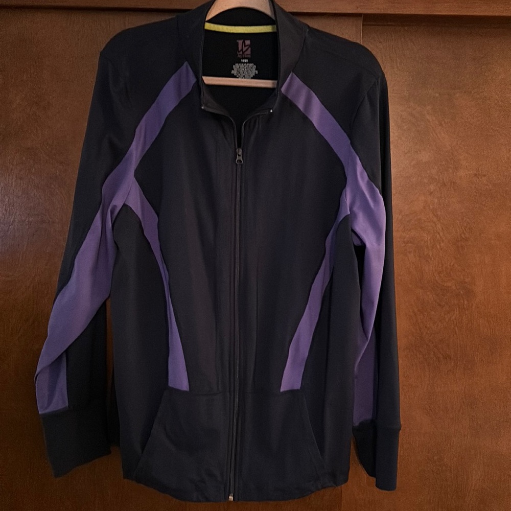 Womens active wear jacket with capri pants